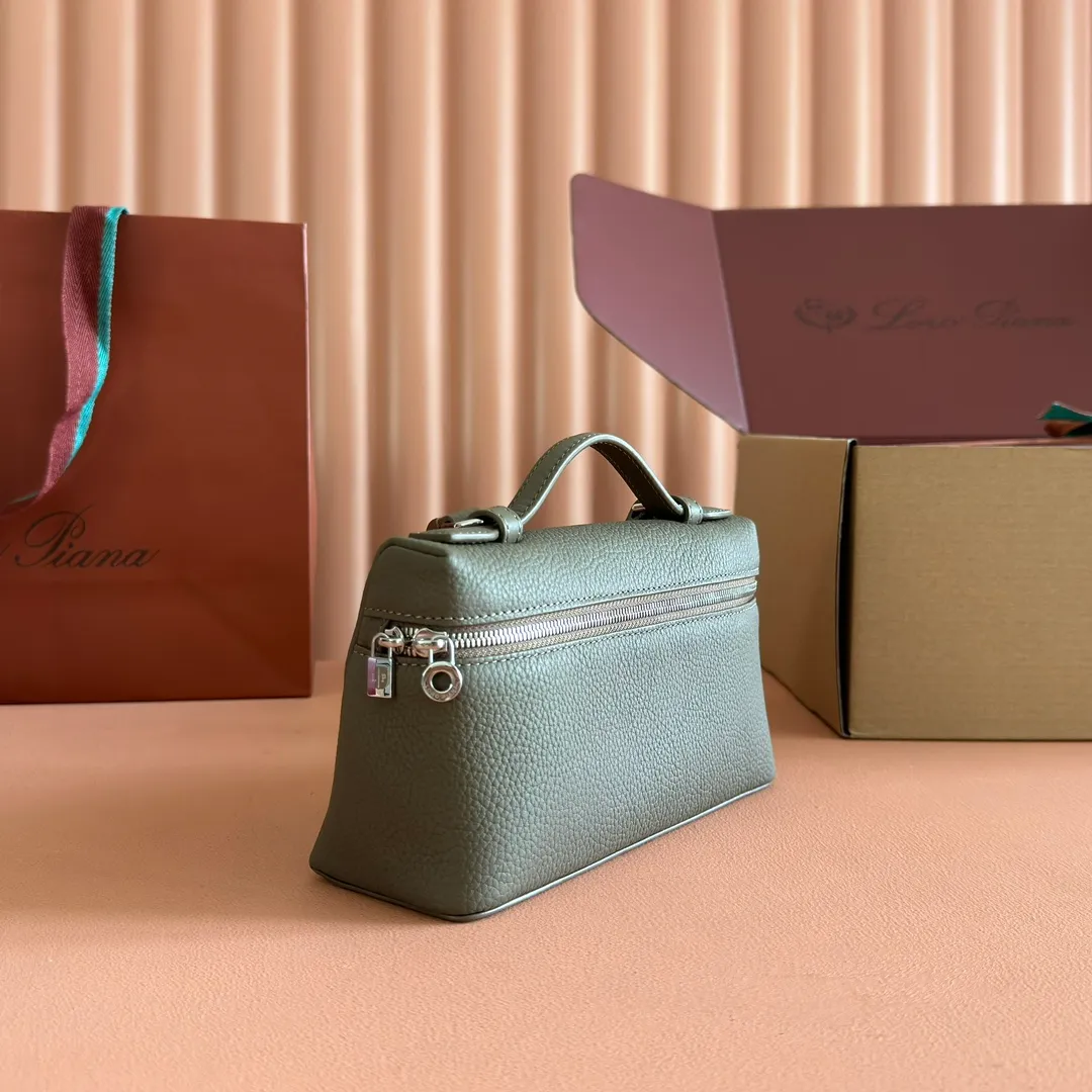 p1160💋💋💋【Original leather configuration counter complete set of packaging】 𝐋𝐨𝐫𝐨 𝐏𝐢𝐚𝐧@ Extra pocket L19 series handbag/crossbody bag, all steel, the most comfortable life is the undefined life, just like loro The material design of pian@ does not require complicated design styles. The simple and soft outline is elegant and durable, like an exquisite cosmetic case, which perfectly balances appearance and functionality. The leather is delicate and feels as soft as butter. The small bag has a large capacity. It is not only portable with a thin shoulder strap, but can also be worn cross-body. Sisters who have a special liking for minimalist style can buy it. It is simple and versatile. The simpler, the more different. Stars and Instagram celebrities are all planting it. There are two sizes of 19 cm and 27 cm. One is exquisite and casual, and the other is elegant and grand. Size: Small: length 19×width 7×height 12cm (